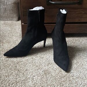 *SALE* 🎉BCBGMaxAzria Black Pointed Toe Suede Ankle Boots
